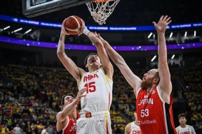 爱游戏-山东男篮主教练丁伟暂停不布置战术视频